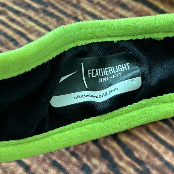 Nike Featherlight Visor Black & Volt Green - Picture 4 of 9